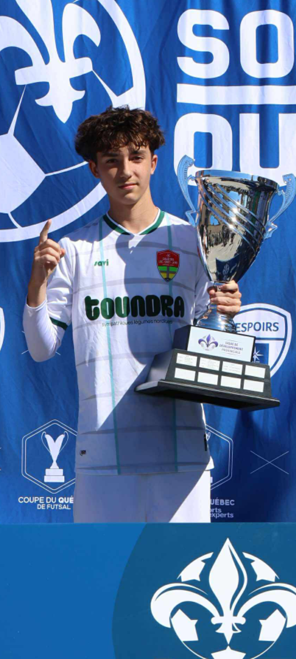 Jacob Cloutier, défenseur central, avec le trophée de champion LDP U15